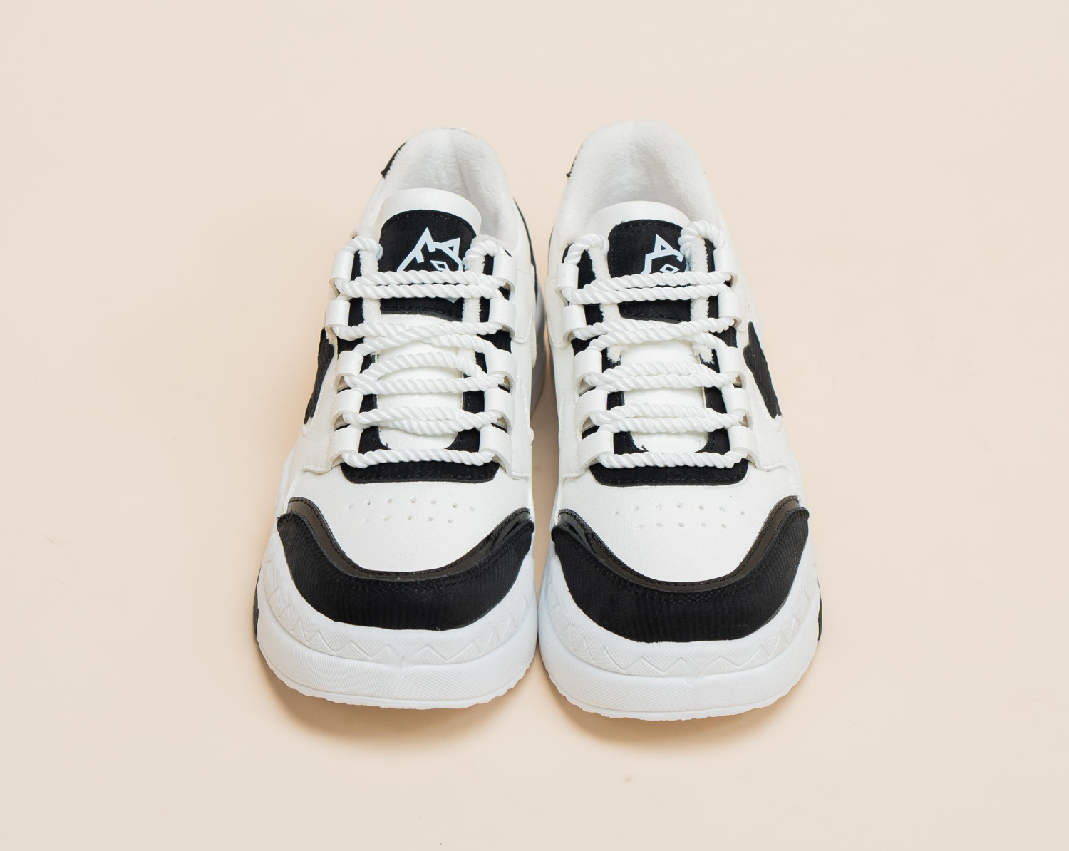 Urbanas Star Black & White